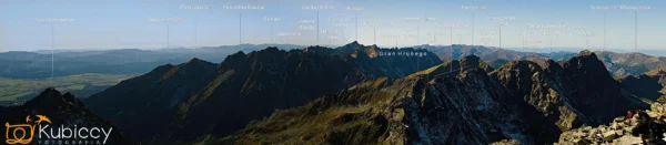 Panoramiczny widok na Tatry z zaznaczonymi górskimi szczytami na horyzoncie; skaliste grzbiety na pierwszym planie i odległe szczyty pod czystym niebem. Logo Kubiccy Fotografia w lewym dolnym rogu. - Kubiccy Fotografia - Fotograf Łódź