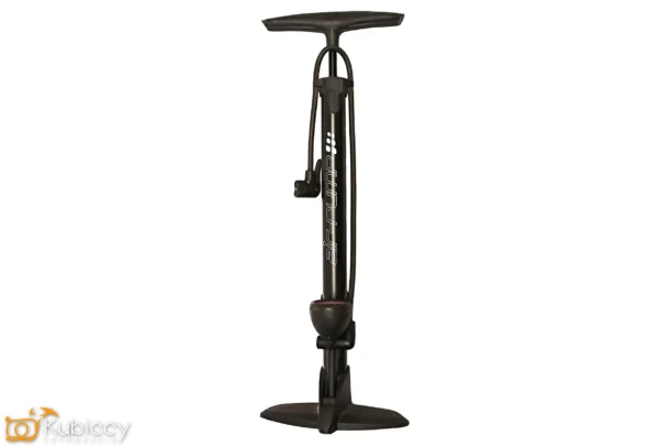Czarna podłogowa pompka rowerowa z uchwytem w kształcie litery T, długim pionowym cylindrem, manometrem w pobliżu podstawy i wężem przymocowanym z boku, stojąca pionowo na białym tle. - Kubiccy Fotografia - Fotograf Łódź
